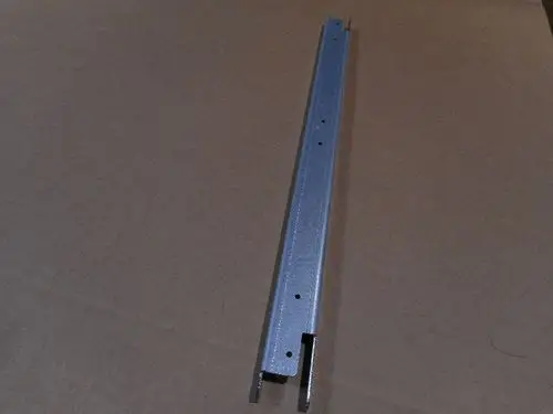 Metallprofil mit Schlitzen, möglicherweise zur Verstärkung. Produkt von Remeha, auf braunem Untergrund abgebildet.